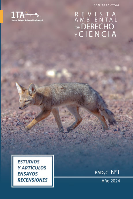 Zorro caminando en el desierto, destacado en la Revista Ambiental de Derecho y Ciencia.